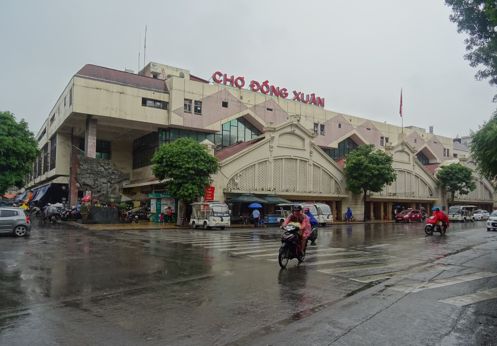 The façade of Dong Xuan Market in Hanoi